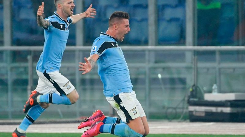 Scudetto, sarà Juve-Lazio: 2-1 biancoceleste contro l’Inter. Immobile e Milinkovic rimontano il gol di Young