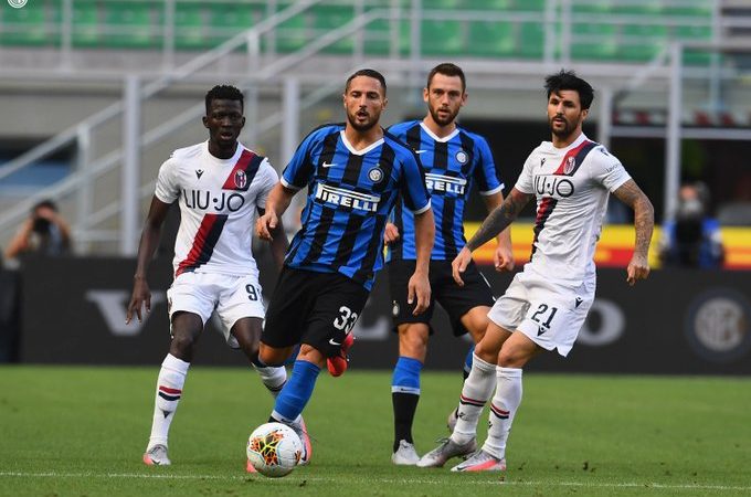 Il Bologna rimonta a San Siro in inferiorità numerica. Conte infuriato: è questa la sua Inter?